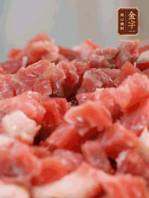 做月餅餡 火腿切成小丁，溫水浸泡5分鐘，上鍋蒸熟15-20分鐘，再將火腿丁、白砂糖、蜂蜜攪拌腌漬2小時
