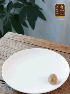 做水油皮、油酥 將油皮材料放入料盆中，加100ml水攪拌成雪花片狀。在案板上反復揉搓成有一定筋度的光潔面團，搓成14個團子。
