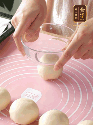 按扁后搟成圓形面皮。餡料放在面皮中心，把餡料包緊，捏緊收口