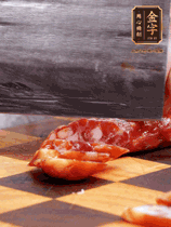 處理食材：香腸切片，土豆切塊、胡蘿卜切丁、豆角切段