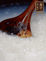 大米淘洗干凈，水開放入大米，煮3分鐘，煮到用手可以掐斷大米，撈出瀝干備用