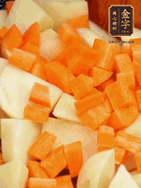 加土豆、胡蘿卜翻炒，隨后加入豆角、1勺鹽、1勺生抽、1勺蠔油、半勺老抽煸炒均勻