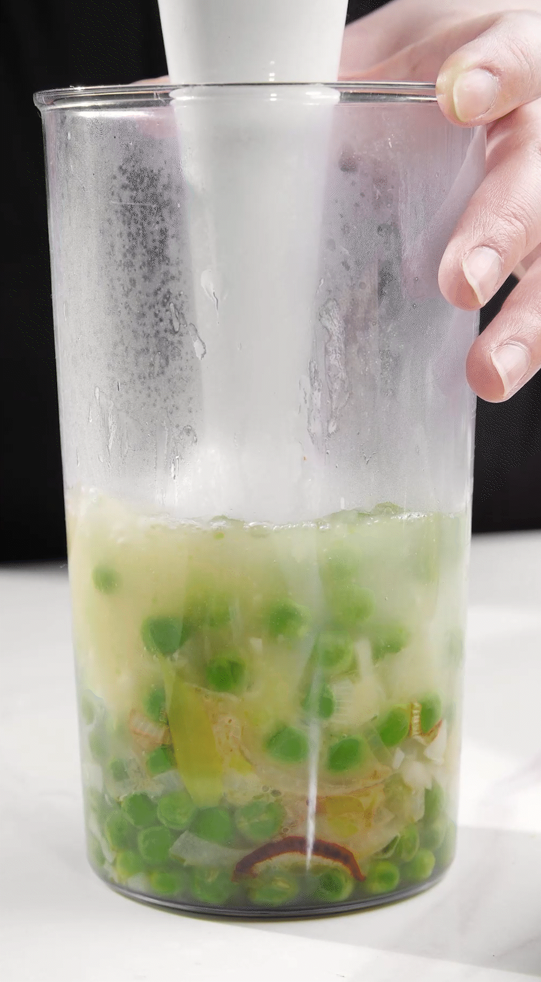 炒好的蔬菜+高湯或熱水，倒入破壁機攪打細膩絲滑即可。