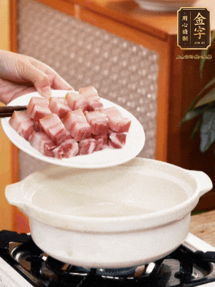 鍋內倒油，下咸肉微微煸炒，再放排骨炒一下