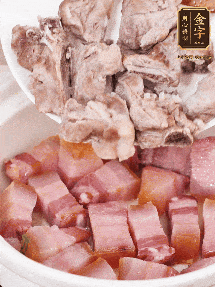 倒入開水燉煮，大火燒開后轉小火