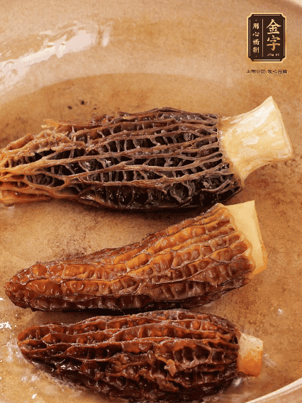 少許油，新鮮羊肚菌煎香