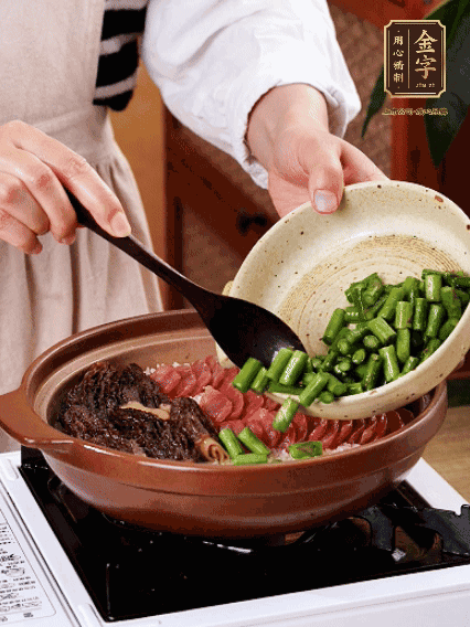 鋪上金字香腸、羊肚菌、蘆筍，蓋蓋子燜7分鐘