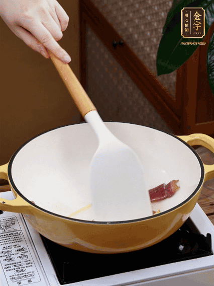 油熱，姜絲、火腿微微煸出香味