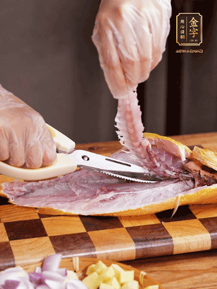 黃魚處理干凈，對半片開去骨，泡入蔥姜水、料酒、鹽調成的料汁中浸泡15分鐘，擦干水分