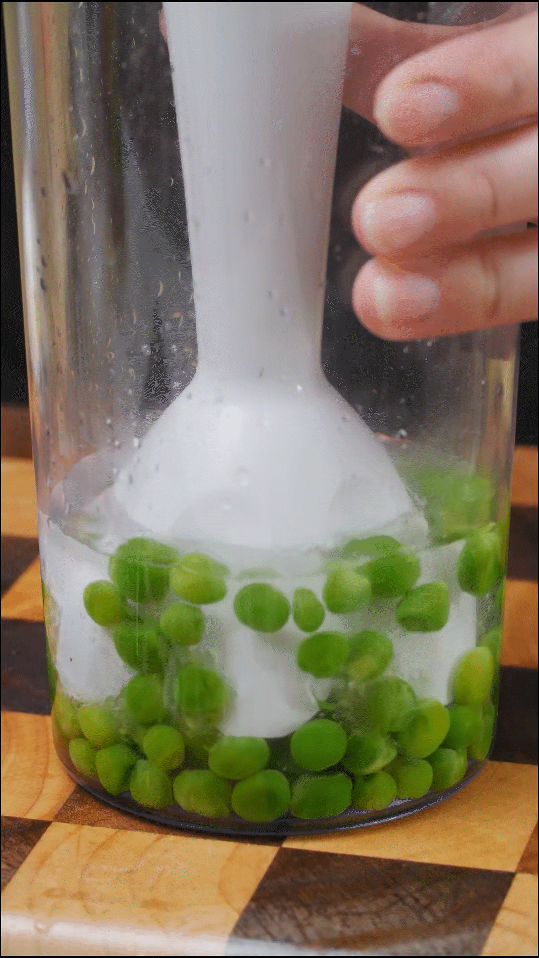 斷生的豌豆加水和大蒜，放入料理機(jī)打成糊狀
