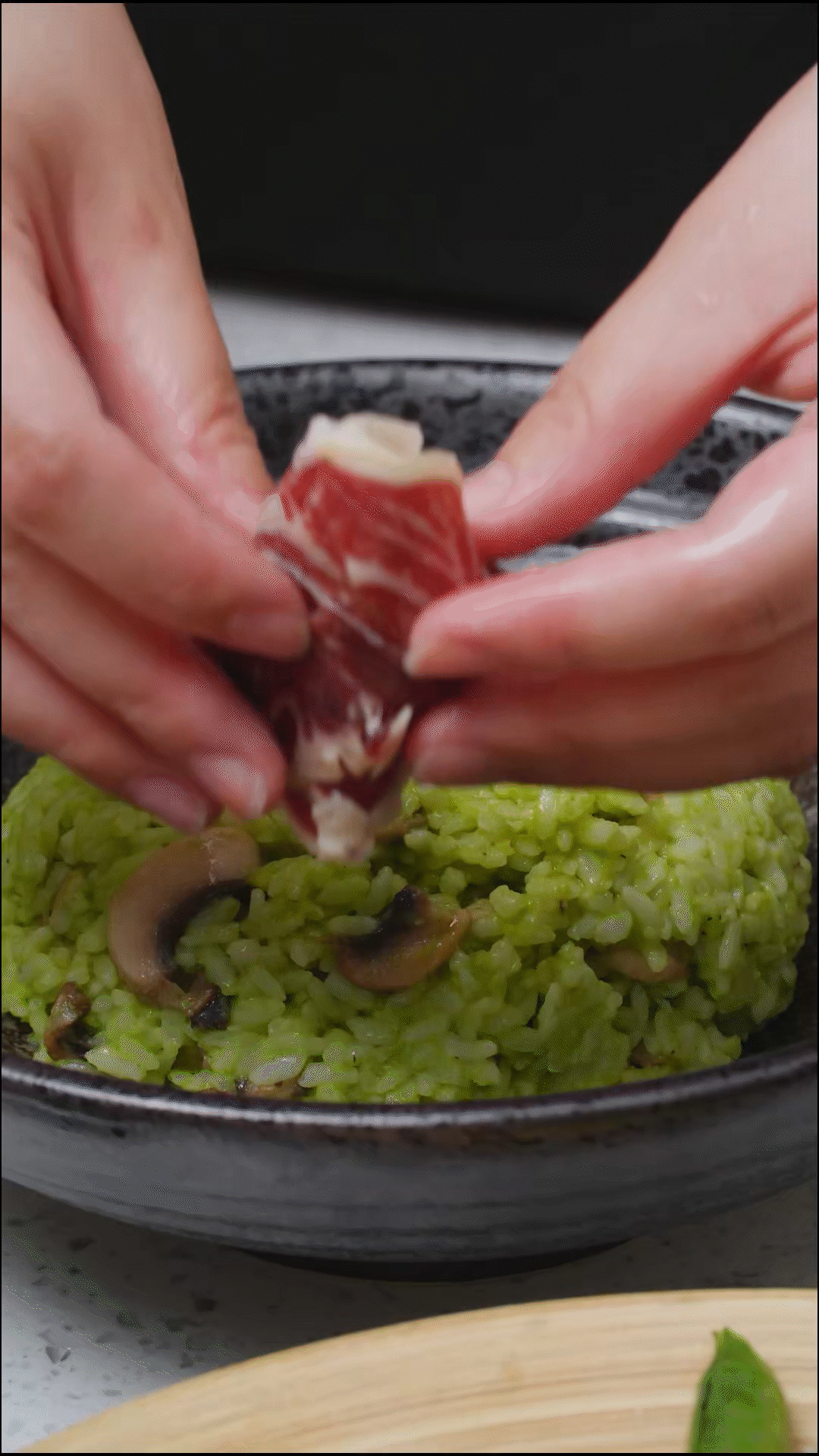 鍋中放入口蘑煎軟后，加一碗煮好的米飯
