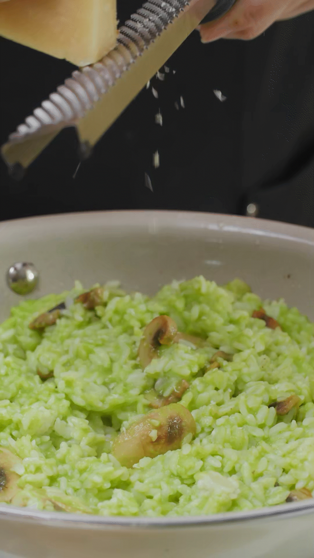 倒入豌豆泥、干酪、一塊黃油和黑胡椒海鹽調(diào)味
