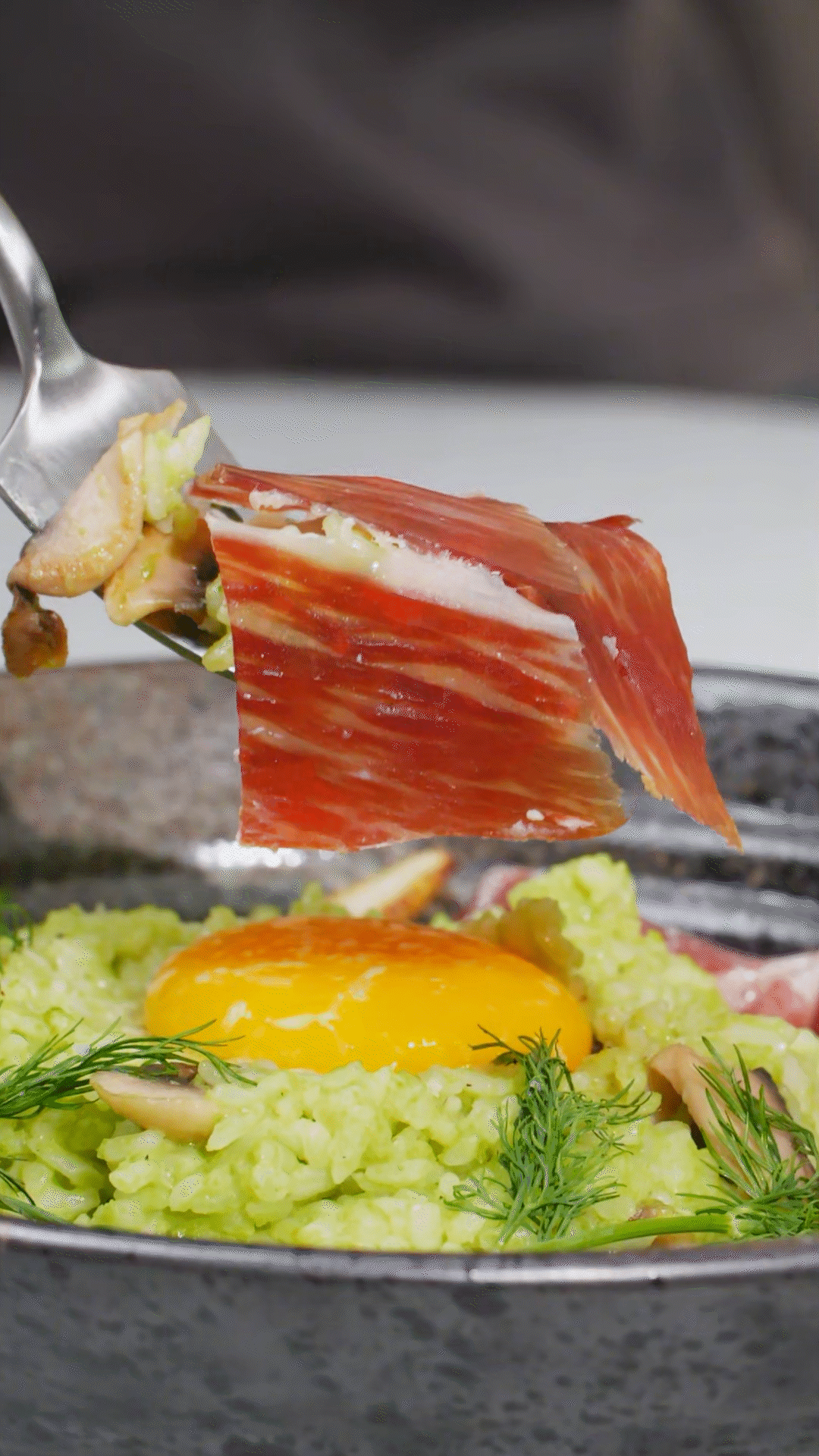 沿著碗邊依次放上：巴瑪火腿、玉米筍、蒔蘿