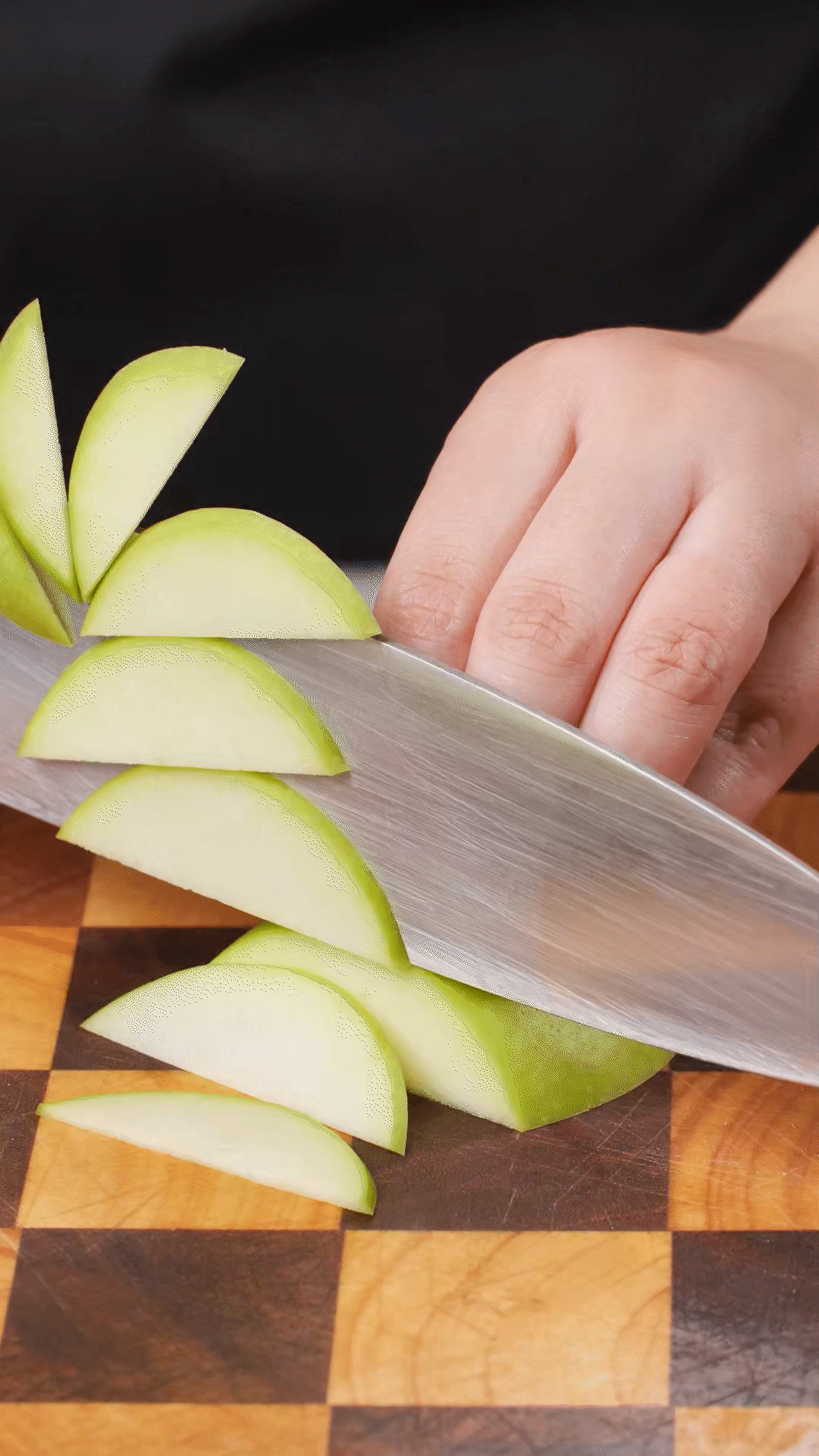 蘋果、梨子洗凈改刀
