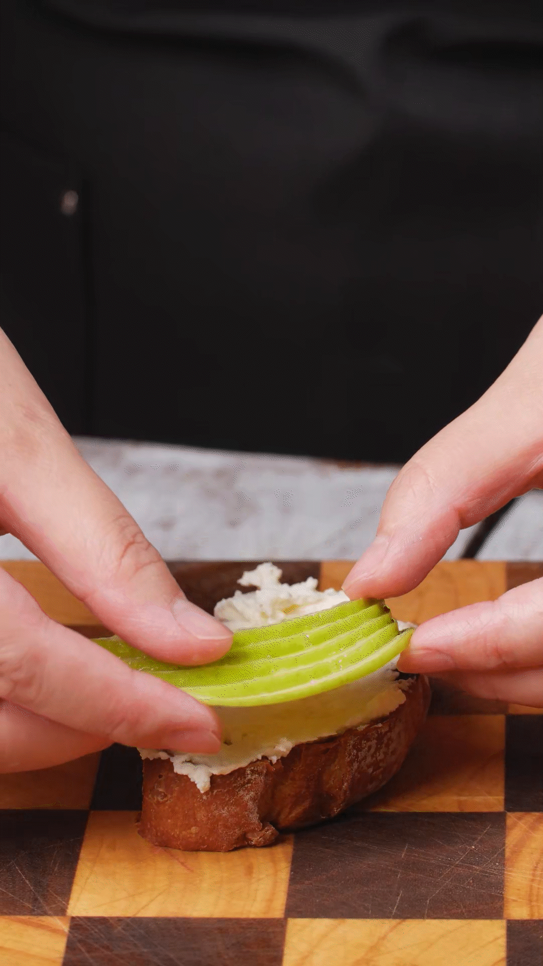 歐包抹上奶酪依次放上：蘋果、梨、藍莓
