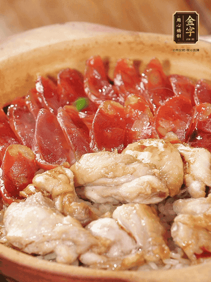 蓋蓋小火燜，沿鍋邊淋一圈油，轉動砂鍋燜4分鐘