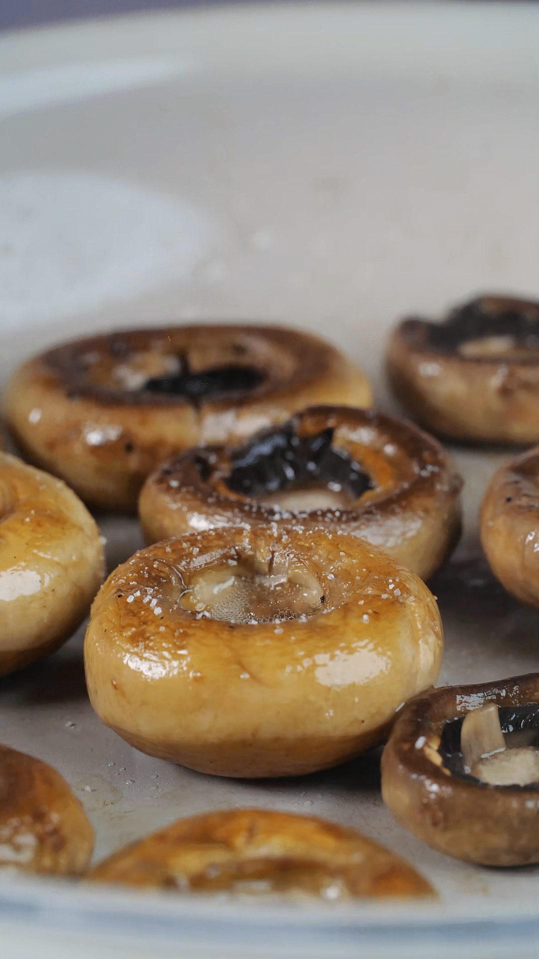 鍋內放橄欖油，將口蘑煎至兩面微微焦黃，用黑胡椒海鹽調味