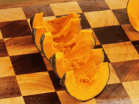 貝貝南瓜去瓤切小塊；干香菇熱水泡發，切條