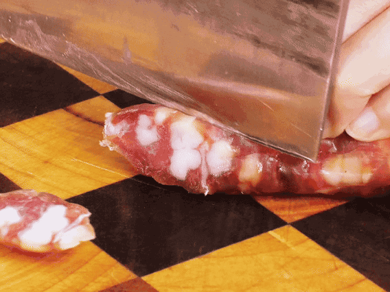 香腸少油煸出香味，下南瓜、板栗、香菇翻炒。2勺生抽、1勺老抽、1勺蠔油、1勺鹽、半勺糖調味