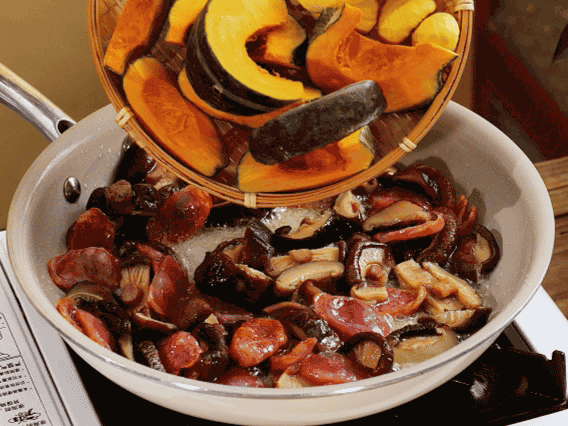 清洗好的大米放入電飯鍋，加裹滿醬汁的食材，再加剛好沒過食材的水，攪拌一下